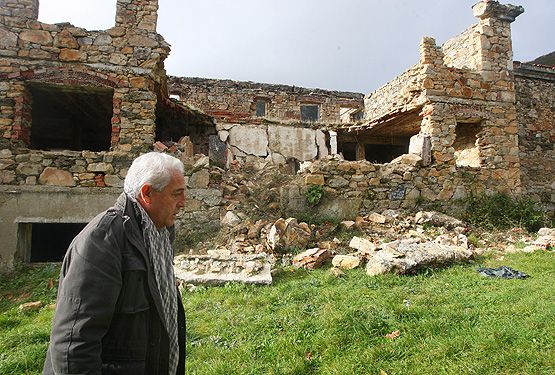 Luis García mira las actuales ruinas (César Sánchez/ICAL)