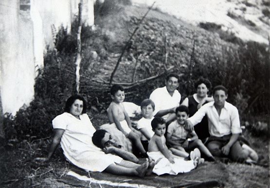 Jovino García (2I), guardián de la mina de wólfram en la Peña do Seo, junto a su esposa Milagros García (I), y varios habitantes del poblado en una fotografía antigua (César Sánchez/ICAL)