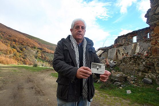 Luis García muestra una foto suya de niño en el mismo lugar en que fue tomada (César Sánchez/ICAL)