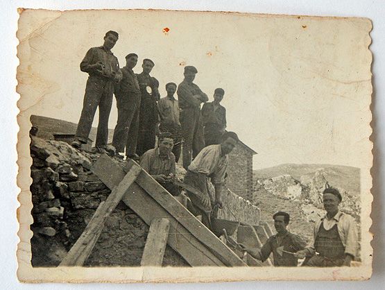 Trabajadores en el antiguo lavadero de la mina de wólfram en la Peña del Seo. Entre ellos Jovino García, guardián del poblado (César Sánchez/ICAL)