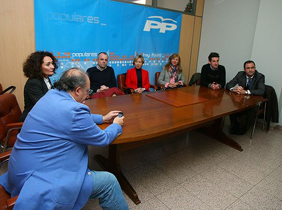 Reunión de la candidata Gloria Fernández  con el actual grupo de concejales en Ponferrada (ICAL)