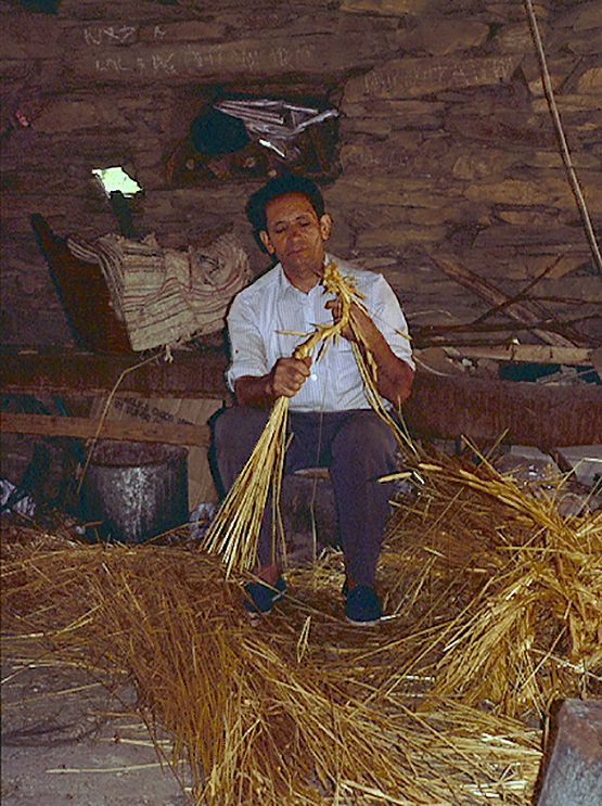 Un lugareño de la comarca de La Cabrera, realiza bolortos de paja
