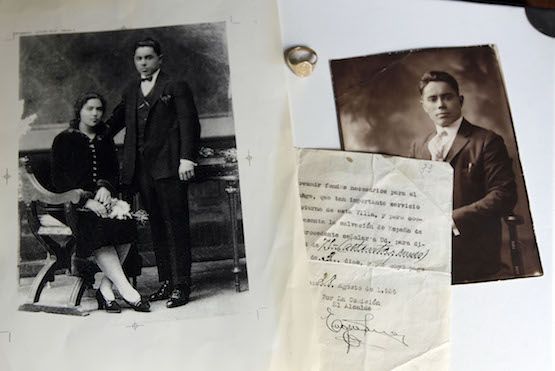 Fotos , documento y anillo del abuelo del presidente de ARMH, Emilio Silva