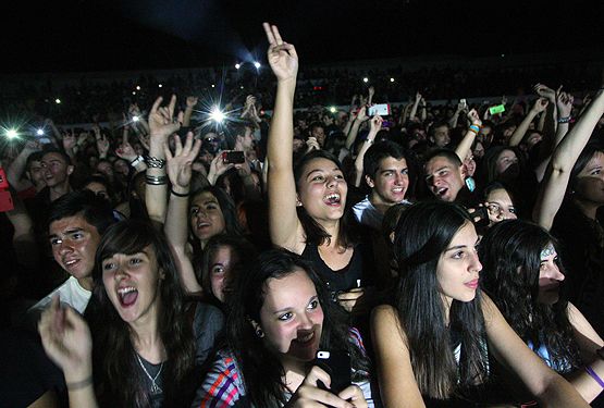 Miles de jóvenes y ya no tan jóvenes fans en el auditorio (César Sánchez)