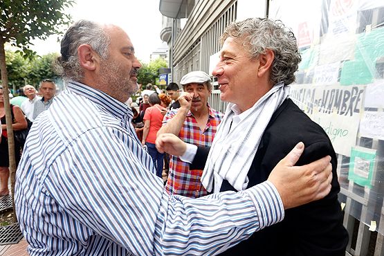 El poeta berciano, Juan Carlos Mestre, junto a Ramiro (Peio García / ICAL)