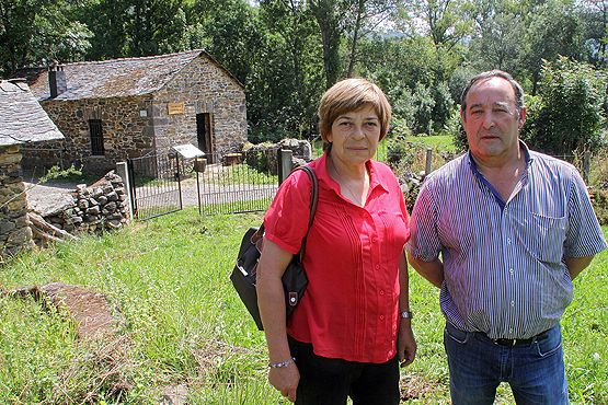Jesús Pérez y la alcaldesa de Sosas de Laciana, Albertina Álvarez, junto a la lechería tradicional del pueblo