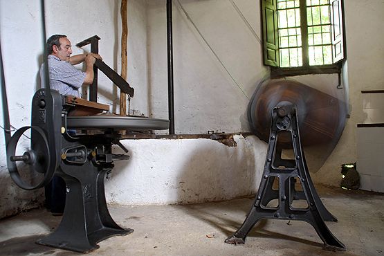 Jesús Pérez maneja la maquinaria hidráulica que hace funcionar la lechería tradicional del pueblo