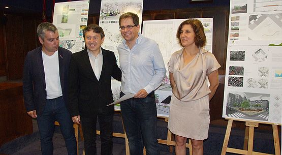 Gonzalo MArtín Contra con su diploma y miembros del equipo de Gobierno