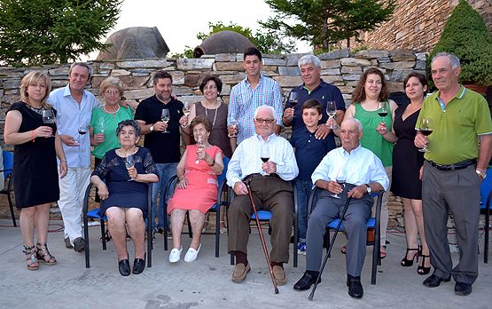 Foto de familia de los propietarios y fundadores de la bodega Castro Ventosa, en Valtuille de Abajo 