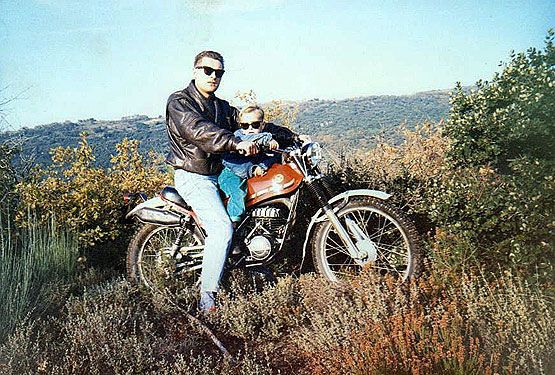 Guillermo Torrente junto a su padre Andrés Torrente, en una foto familiar conduciendo su moto Montesa. (Fotografía cedida por Guillermo Torrente)