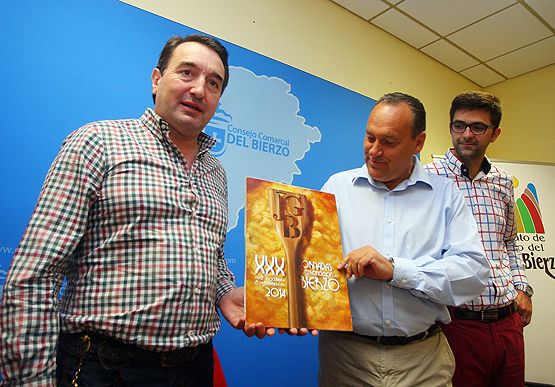 El presidente del Patronato, Alfonso Arias, junto al presidente de la Asociación de Restaurantes del Bierzo y del autor del cartel (C.Sánchez)
