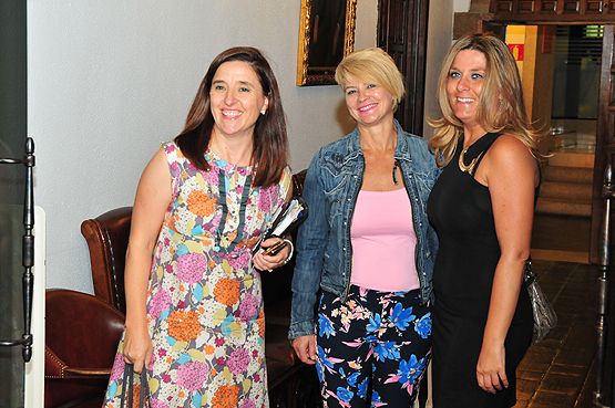 La concejala junto a las responsables de Gente Solidaria