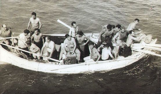 Los náufragos del Sierra Aranzazu antes de ser rescatados por el barco P.G. Thulin. (Fotografía de Ticali.nl)