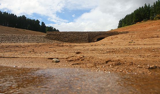 Restos del antiguo puente de la carretera (César Sánchez)