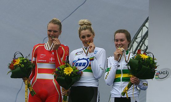 Las tres primeras clasificadas en la prueba de contrarreloj junior femenino Macey Stewart (oro), Pernille Mathiesen (plata), y Anna Leeza Hull (bronce), en el pódium delMundial de CIclismo de Ponferrada (César Sánchez)