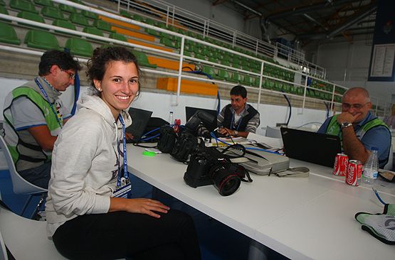 Flavia Belingheri, fotógrafa italiana de la agencia Rodella2000, junto a varios compatriotas, cubriendo el Mundial de Ciclismo de Ponferrada.