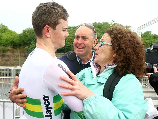 El ganador de la contrarreloj masculina sub 23 del Mundial de Ciclismo de Ponferrada, Campbell Flakemore, es felicitado por sus padres en la línea de llegada (C.Sánchez)