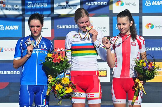  La danesa Amalie Dideriksen (C), se proclama campeona del Mundo junior femenino en la prueba en ruta