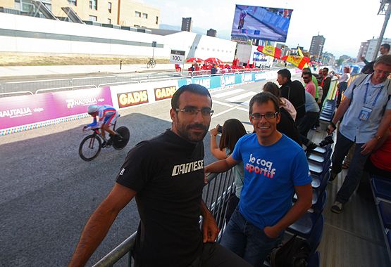 David Flores y Enrique Hernando, naturales de Valladolid y aficionados al ciclismo, durante el Mundial de ciclismo de Ponferrada