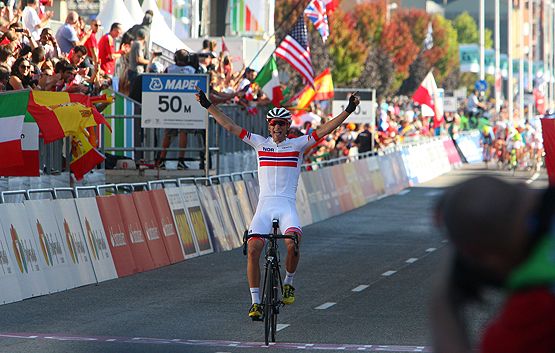El ciclista noruego Sven Erik Bystrom, se proclama campeón del Mundo , entrada en meta en solitaro (C.Sánchez)