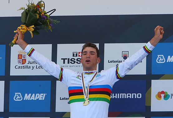 El ciclista noruego Sven Erik Bystrom emocionado en el podium