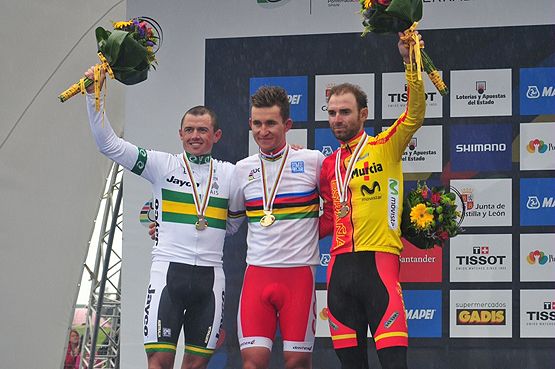 Kwiatkowski con Simon Gerrans (BEL) y Valverde, que hizo bronce, en el podium
