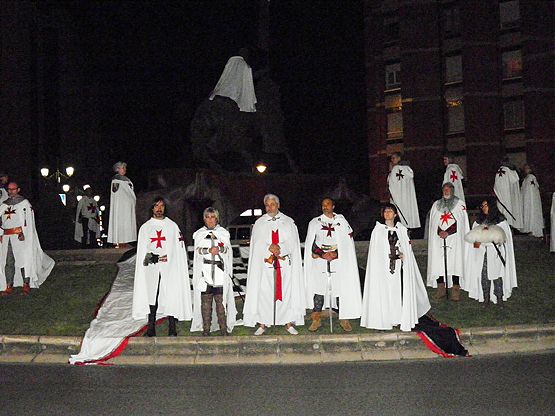 Acto de imposición de la capa al caballero templario, que realiza el colectivo