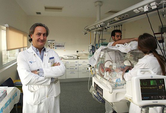 Fernando Centeno, jefe del servicio de Pediatría del hospital Río Hortega de Valladolid en la sala de incubadoras