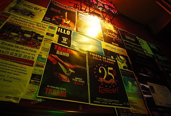 Carteles de varios de los conciertos que se han celebrado en la mítica sala Tararí de Ponferrada (César Sánchez/ICAL)