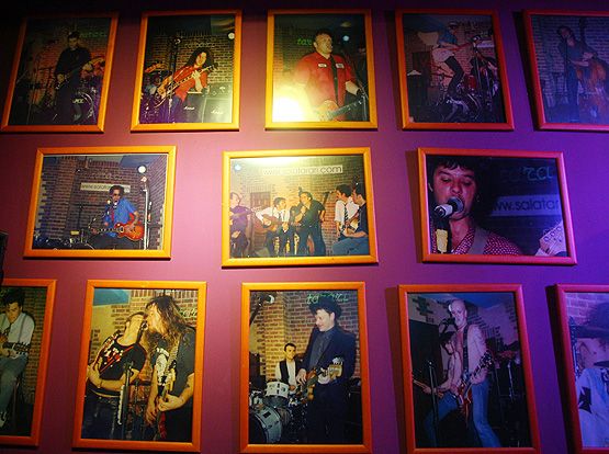 Fotografías de varios de los artistas que han pasado por la mítica sala Tararí de Ponferrada (César Sánchez/ICAL)