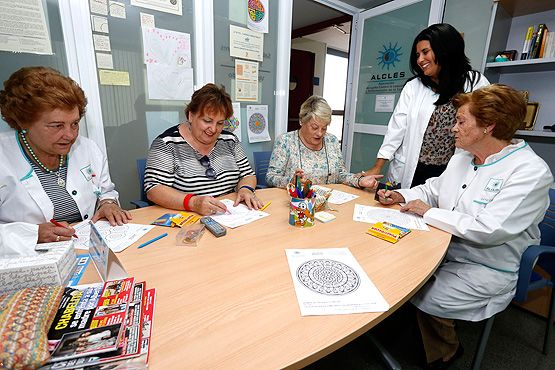 Voluntarias, pacientes y familiares de ALCLES y la trabajadora social, Laura Abril (Carlos S. Campillo/ICAL)
