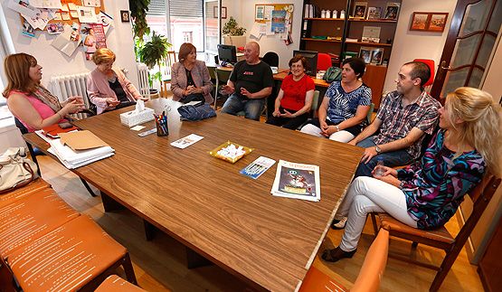 Voluntarias, pacientes y familiares, durante una sesión con la psicóloga de ALCLES (Carlos S. Campillo/ICAL)
