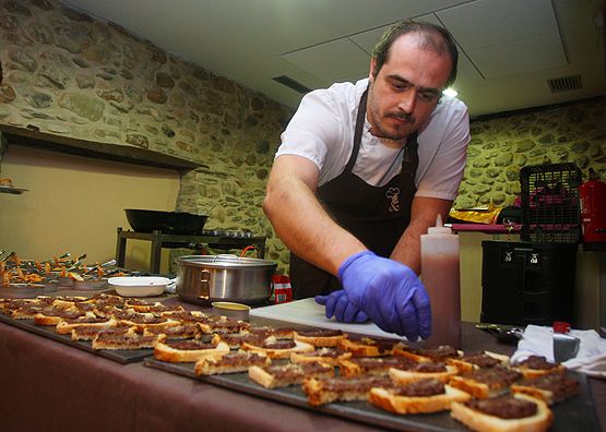 Uno de los cocineros presentes en el acto inaugural prepara varias degustaciones (César Sánchez)