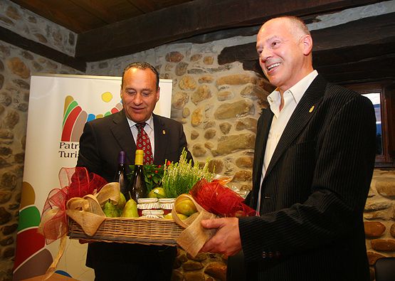 Valentín Carrera recibe un obsequio del presidente Comarcal, Alfonso Arias