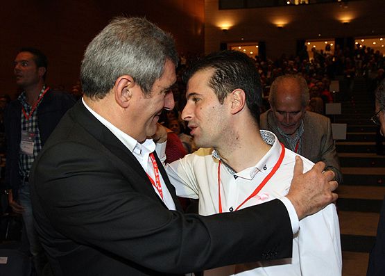 Tudanca saludado por Villarrubia, su antecesor y con quien pugnó en la candidatura