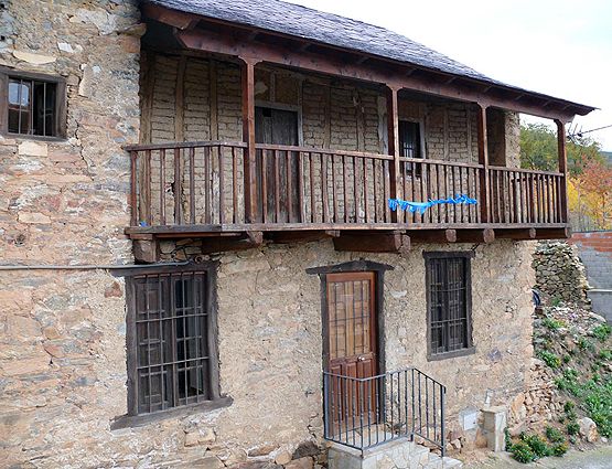 Escuela de Tedejo en el municipio de Folgoso de la Ribera diseñada por el arquitecto Amós Salvador