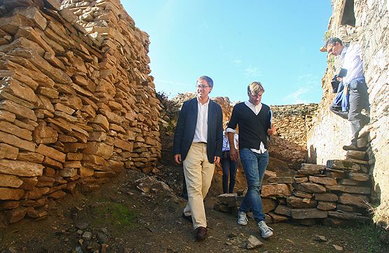  El director general de Patrimonio Cultural, Enrique Saiz (I), visita la rehabilitación llevada a cabo en el Castillo de Sarracín en la localidad de Vega de Valcarce(César Sánchez)