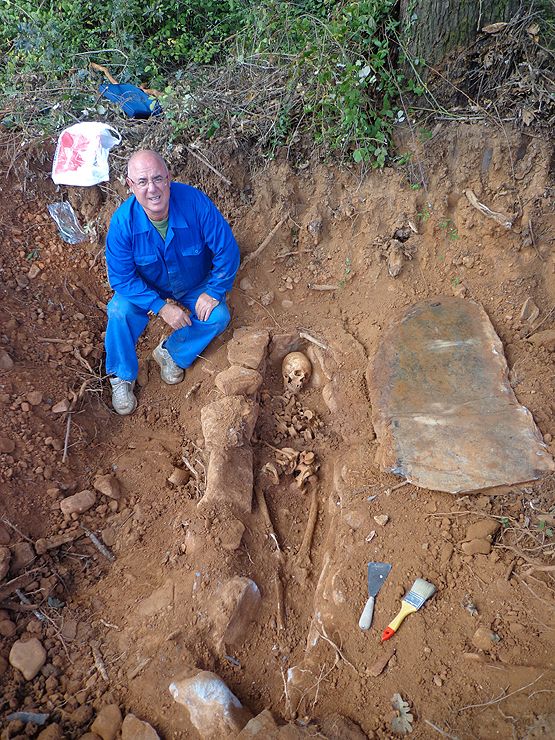 Junto a los restos aparecidos (foto realizada y cedida porAlfonso González y su compañero en la excavación)
