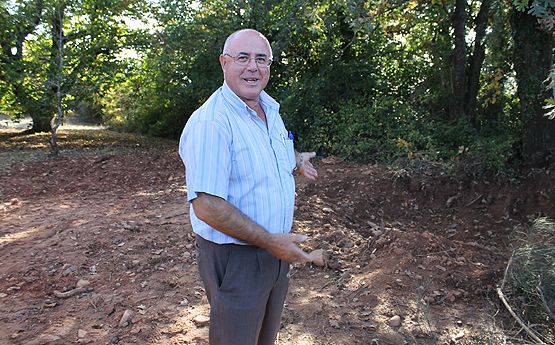 Alfonso González junto a la zona excavada