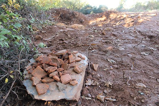 Tégulas y restos de cerámica aparecidas en la zona de excavación