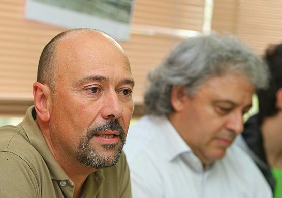  El portavoz de la plataforma Ponfesil de Ponferrada, Manuel Alejandre, durante la rueda de prensa (César Sánchez)