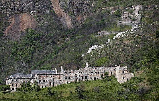 El poblado de la Peña del Seo alojó a trabajadores de la mina de wólfram, con las galerías al lado / Jesús F. Salvadores