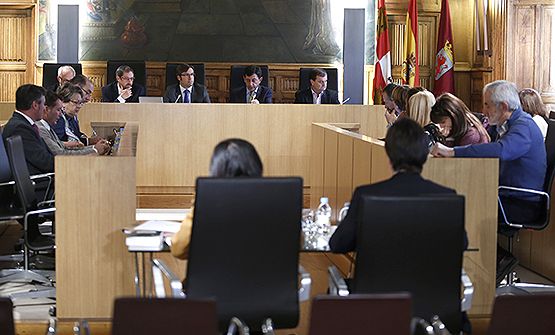 Pleno extraordinario en la Diputación de León. Ical