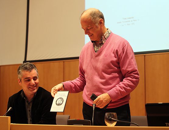 El concejal de Cultura en el Ayuntamiento de Ponferrada, Santiago Macías (I), junto al promotor de la Biblioteca Gil y Carrasco,Valentín Carrera 