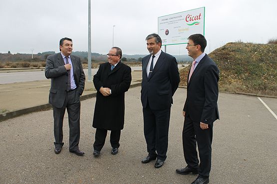 El alcalde de Cubillos recibe a los responsables de ICG junto a la parcela donde se ubicará, en el Polígono del Bayo