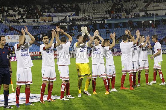 Los jugadores de la Ponferradina con camisetas de apoyo a Camille, que será operado esta semana (foto de la LFP)