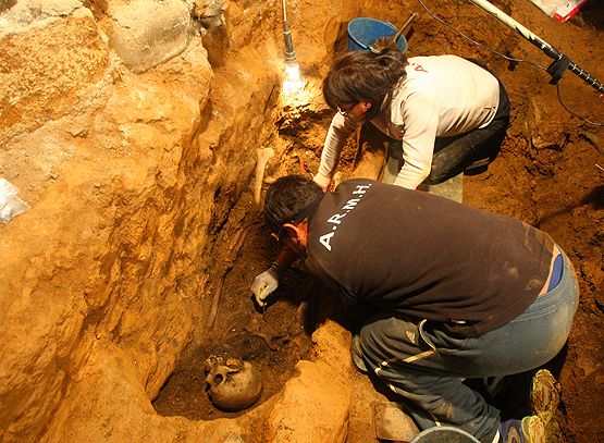 Exhumación de Claudio Macías en su bodega de Villalibre. Era el hermano al que Arsenio no delató. Sus restos aparecieron el 11 de octubre de este año (ICAL)