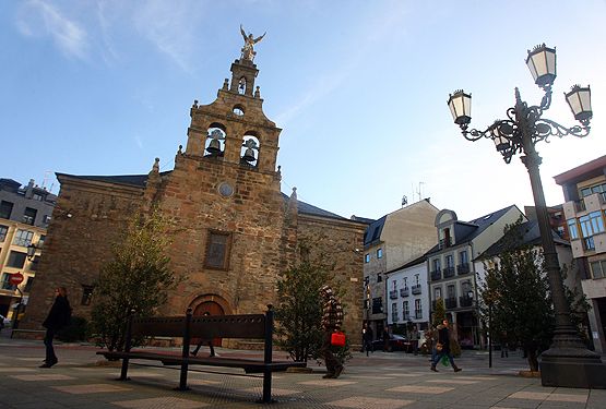 La iglesia de San Pedro Apóstol, en la plaza del Ayuntamiento dentro del casco histórico de Bembibre