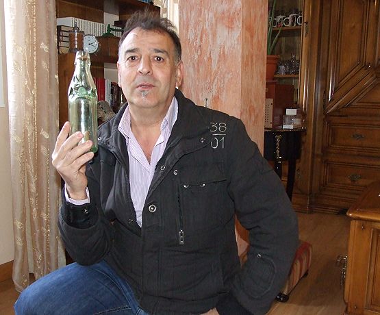Antonio Molinero, uno de los mayores coleccionistas del Bierzo de botellas de gaseosas con una que empleaba sistema conocido como 'tapón de canica'