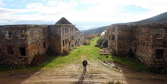 Luis García mira las actuales ruinas (César Sánchez/ICAL)